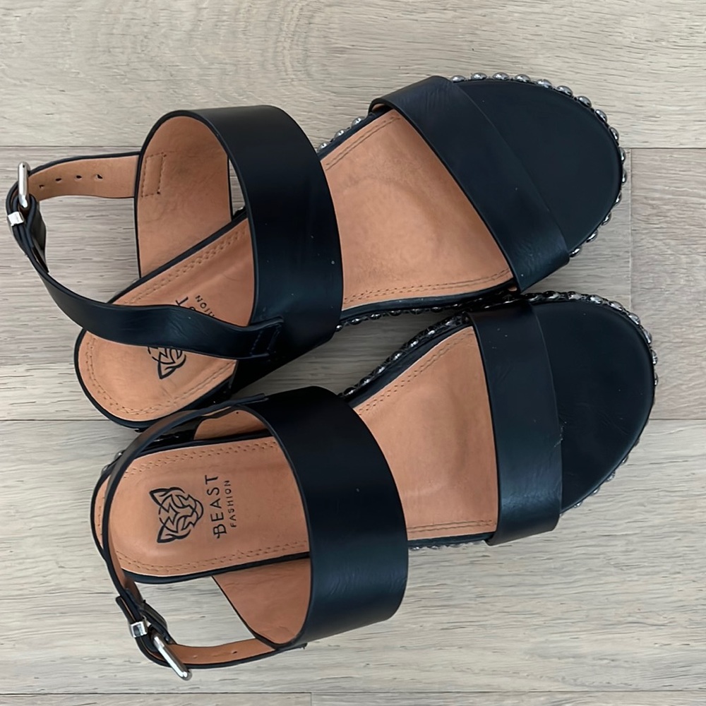 Studded black platform Sandels